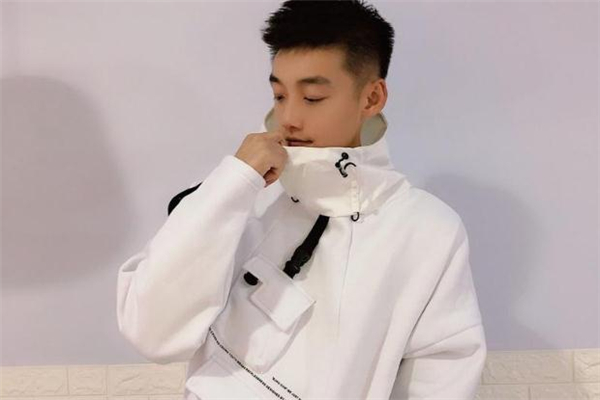 高領衛(wèi)衣什么顏色好看 高領衛(wèi)衣流行什么顏色