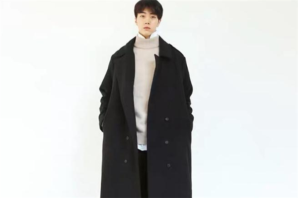 男生黑色大衣怎么搭配 男生黑色大衣內(nèi)搭什么好看 男生黑色大衣怎么搭配 男生黑色大衣內(nèi)搭什么好看