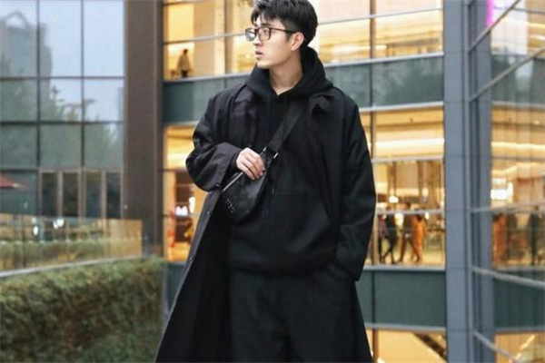 男生黑色大衣怎么搭配 男生黑色大衣內(nèi)搭什么好看 男生黑色大衣怎么搭配 男生黑色大衣內(nèi)搭什么好看
