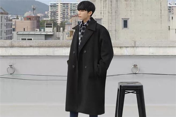 男生黑色大衣怎么搭配 男生黑色大衣內(nèi)搭什么好看 男生黑色大衣怎么搭配 男生黑色大衣內(nèi)搭什么好看