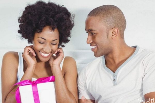 戀愛中如何向女友道歉 向女友道歉的方法 戀愛中如何向女友道歉 向女友道歉的方法