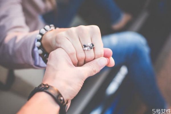 異性喜歡和你開(kāi)曖昧玩笑怎么辦 如何應(yīng)對(duì)異性的曖昧玩笑 異性喜歡和你開(kāi)曖昧玩笑怎么辦 如何應(yīng)對(duì)異性的曖昧玩笑