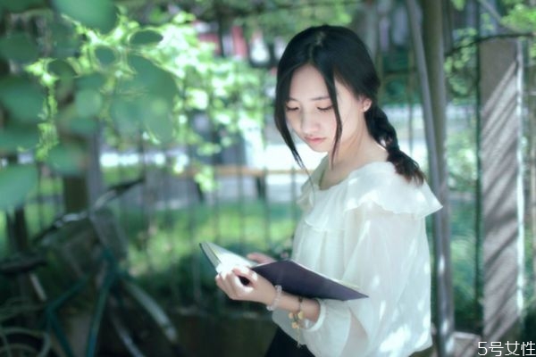 異性喜歡和你開(kāi)曖昧玩笑怎么辦 如何應(yīng)對(duì)異性的曖昧玩笑 異性喜歡和你開(kāi)曖昧玩笑怎么辦 如何應(yīng)對(duì)異性的曖昧玩笑