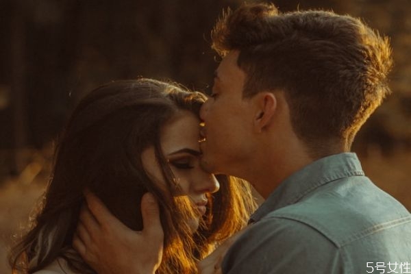 和男朋友聊天沒(méi)話題怎么辦 和男朋友聊天話題大全 和男朋友聊天沒(méi)話題怎么辦 和男朋友聊天話題大全