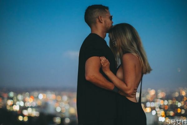 和男朋友聊天沒(méi)話題怎么辦 和男朋友聊天話題大全 和男朋友聊天沒(méi)話題怎么辦 和男朋友聊天話題大全