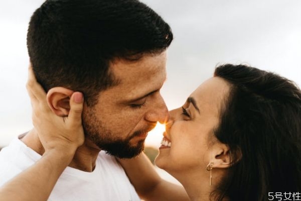 和男朋友聊天沒(méi)話題怎么辦 和男朋友聊天話題大全 和男朋友聊天沒(méi)話題怎么辦 和男朋友聊天話題大全