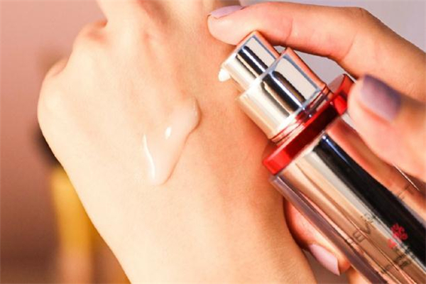 歐萊雅逆時(shí)瓶精華多少錢(qián) 歐萊雅逆時(shí)瓶精華適合年齡