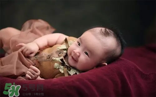 寶寶睡覺搖頭怎么回事？寶寶睡覺搖頭是缺鈣嗎？