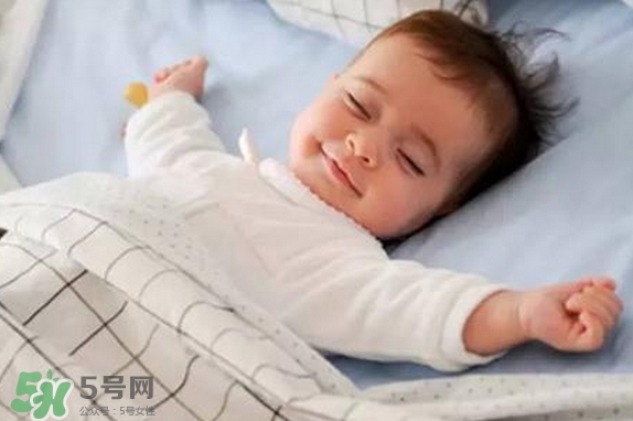 寶寶睡覺(jué)為什么會(huì)笑？寶寶睡覺(jué)笑出聲是做夢(mèng)了嗎？
