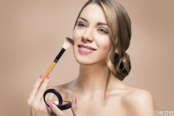 粉底霜要卸妝嗎 粉底的好壞辨別方法 粉底霜要卸妝嗎 粉底的好壞辨別方法