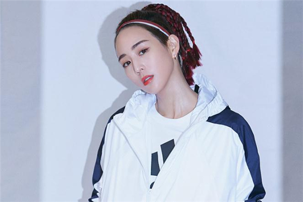 運(yùn)動(dòng)發(fā)帶配什么發(fā)型好看 運(yùn)動(dòng)發(fā)帶適合什么發(fā)型 運(yùn)動(dòng)發(fā)帶配什么發(fā)型好看 運(yùn)動(dòng)發(fā)帶適合什么發(fā)型