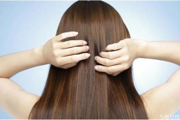 用風(fēng)扇吹頭發(fā)有問題嗎 保養(yǎng)頭發(fā)的方法 用風(fēng)扇吹頭發(fā)有問題嗎 保養(yǎng)頭發(fā)的方法
