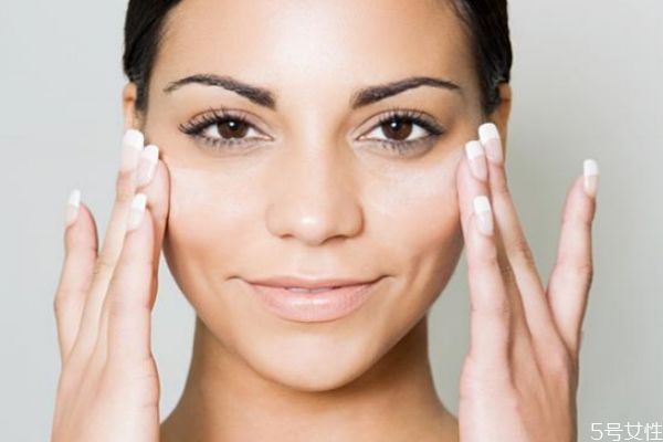 油性皮膚保濕還是補(bǔ)水 油性皮膚控油還是保濕 油性皮膚保濕還是補(bǔ)水 油性皮膚控油還是保濕