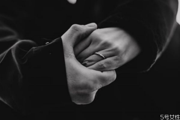 初戀男生說自己不適合談戀愛 男生說不合適還有機(jī)會(huì)嗎 初戀男生說自己不適合談戀愛 男生說不合適還有機(jī)會(huì)嗎