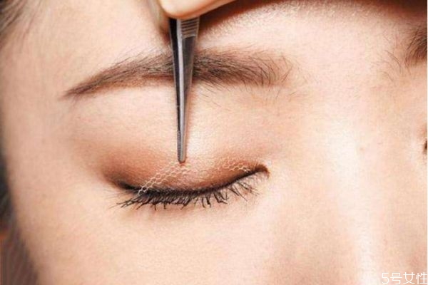 雙眼皮貼能貼著睡覺嗎 雙眼皮貼用什么卸掉 雙眼皮貼能貼著睡覺嗎 雙眼皮貼用什么卸掉