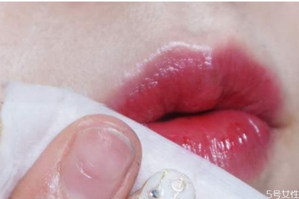 卸妝后還要用洗面奶洗臉嗎 卸妝后不用洗面奶會怎么樣 卸妝后還要用洗面奶洗臉嗎 卸妝后不用洗面奶會怎么樣