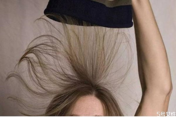 剛剪的劉海翹起來怎么辦 為什么劉海老是懸空 剛剪的劉海翹起來怎么辦 為什么劉海老是懸空