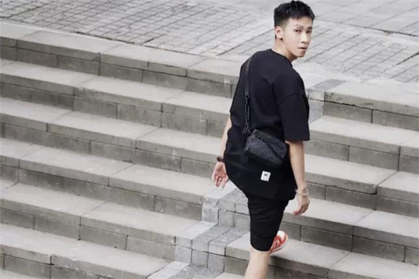 純色t恤配什么包包好看 穿純色t恤背什么包時髦 純色t恤配什么包包好看 穿純色t恤背什么包時髦