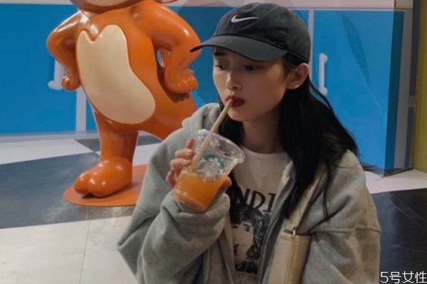 棒球帽搭配要注意什么 棒球帽搭配方法 棒球帽搭配要注意什么 棒球帽搭配方法