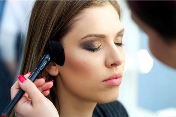 為什么別人化妝很光滑 化妝細(xì)膩光滑的小竅門 為什么別人化妝很光滑 化妝細(xì)膩光滑的小竅門