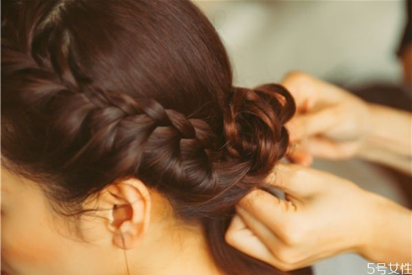 做完離子燙幾天可以扎起來 剛做完離子燙有哪些注意事項 做完離子燙幾天可以扎起來 剛做完離子燙有哪些注意事項