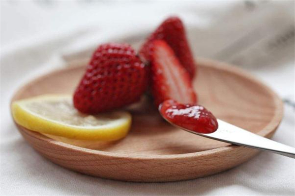 草莓醬要熬多長時間 草莓醬熬到什么程度就可以了 草莓醬要熬多長時間 草莓醬熬到什么程度就可以了