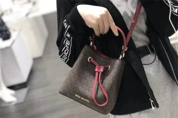 mk水桶包是什么材質(zhì) mk水桶包適合冬天還是夏天背 mk水桶包是什么材質(zhì) mk水桶包適合冬天還是夏天背