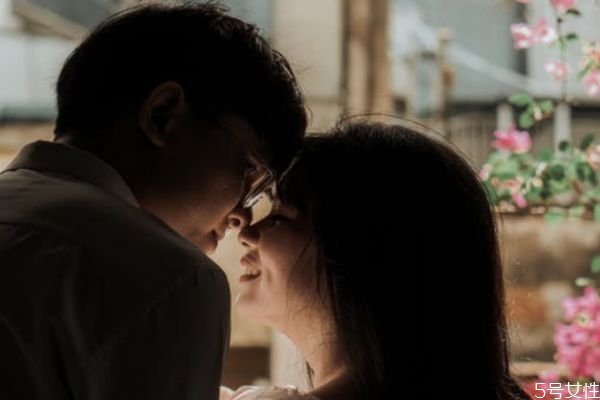 假裝愛你的男人有四點(diǎn) 愛不愛你這些細(xì)節(jié)暴露了一切 假裝愛你的男人有四點(diǎn) 愛不愛你這些細(xì)節(jié)暴露了一切