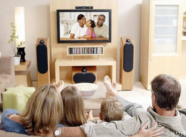 兩歲寶寶可以看電視嗎 兩歲寶寶看電視要注意什么 兩歲寶寶可以看電視嗎 兩歲寶寶看電視要注意什么