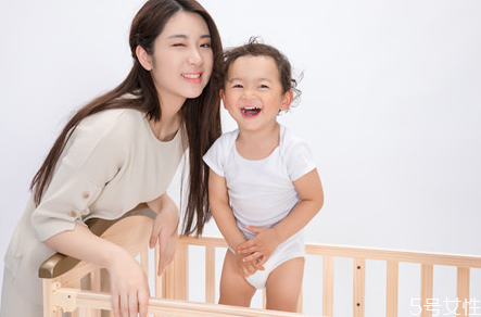 寶寶頭發(fā)長(zhǎng)得不均勻怎么回事 寶寶頭發(fā)黃吃什么能變黑