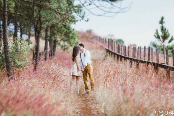 曖昧屬于婚外情嗎 曖昧和出軌有區(qū)別嗎 曖昧屬于婚外情嗎 曖昧和出軌有區(qū)別嗎