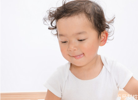小孩蛔蟲(chóng)病怎么治 小孩蛔蟲(chóng)病的癥狀有哪些