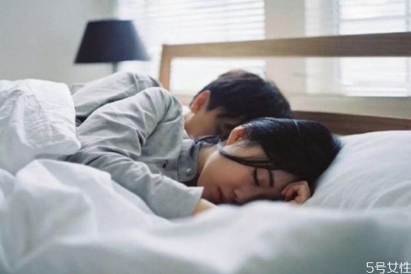 情侶交往多久適合發(fā)生性行為 情侶一起睡覺(jué)男生能忍住嗎