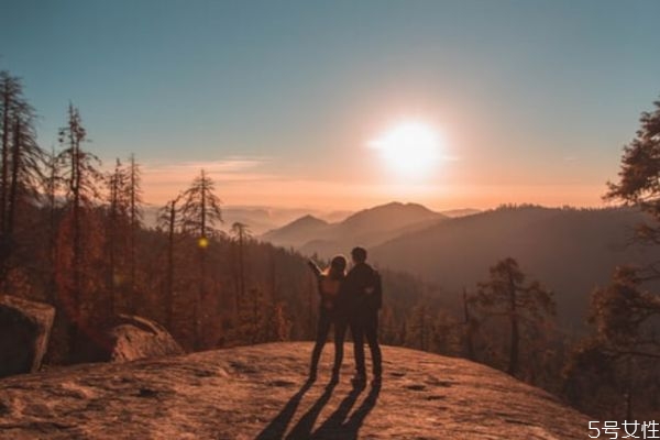 異性之間哪些動(dòng)作算曖昧 兩人有曖昧的表現(xiàn) 異性之間哪些動(dòng)作算曖昧 兩人有曖昧的表現(xiàn)