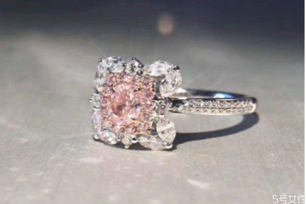 彩色鉆石和白鉆哪個更有收藏價值 彩鉆和白鉆哪個貴 彩色鉆石和白鉆哪個更有收藏價值 彩鉆和白鉆哪個貴