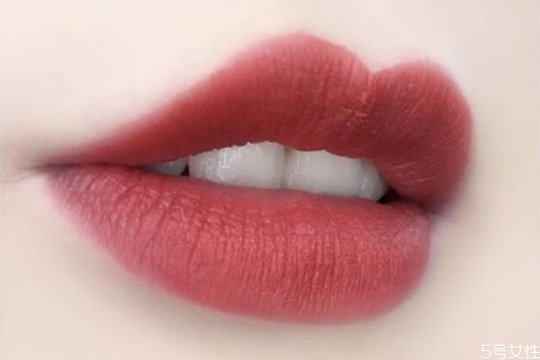 唇紋太多怎么涂口紅 涂口紅會(huì)卡唇紋怎么辦 唇紋太多怎么涂口紅 涂口紅會(huì)卡唇紋怎么辦