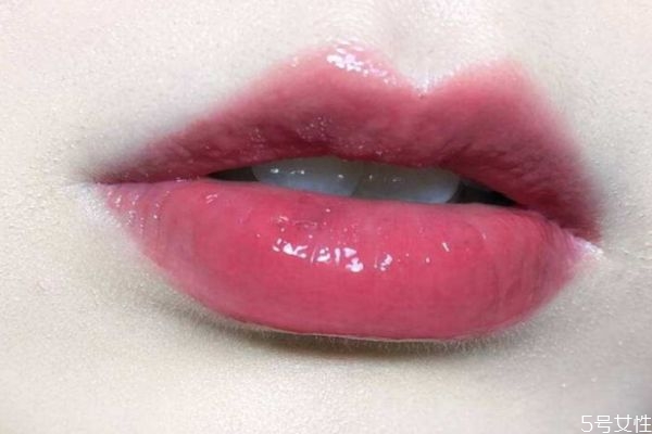 唇紋太多怎么涂口紅 涂口紅會(huì)卡唇紋怎么辦 唇紋太多怎么涂口紅 涂口紅會(huì)卡唇紋怎么辦