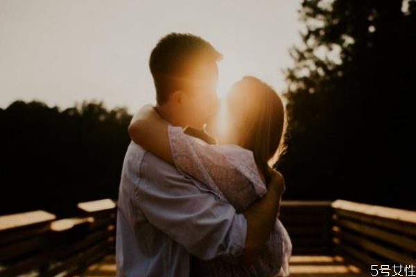 男人動(dòng)了真情有多可怕 男人愛(ài)到骨子里的表現(xiàn)
