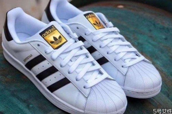 小白鞋跟平底鞋有什么不一樣 小白鞋和老爹鞋哪個好搭配 小白鞋跟平底鞋有什么不一樣 小白鞋和老爹鞋哪個好搭配