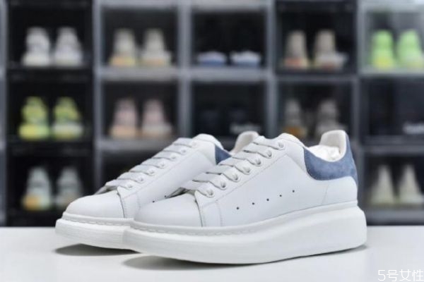 小白鞋跟平底鞋有什么不一樣 小白鞋和老爹鞋哪個好搭配 小白鞋跟平底鞋有什么不一樣 小白鞋和老爹鞋哪個好搭配
