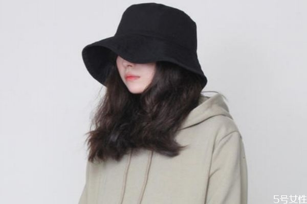 ?戴漁夫帽怎么扎頭發(fā) 適合帶漁夫帽的發(fā)型 ?戴漁夫帽怎么扎頭發(fā) 適合帶漁夫帽的發(fā)型