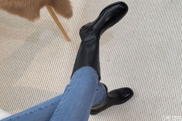 長(zhǎng)筒靴腳踝處堆在一起怎么辦 靴子腳踝處老是撐不起來(lái)