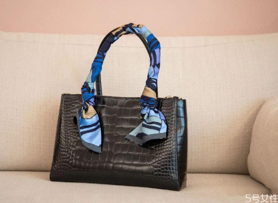 絲巾怎么纏包包 絲巾裝飾包包的方法 絲巾怎么纏包包 絲巾裝飾包包的方法