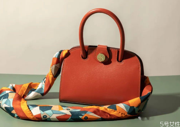 絲巾怎么纏包包 絲巾裝飾包包的方法 絲巾怎么纏包包 絲巾裝飾包包的方法