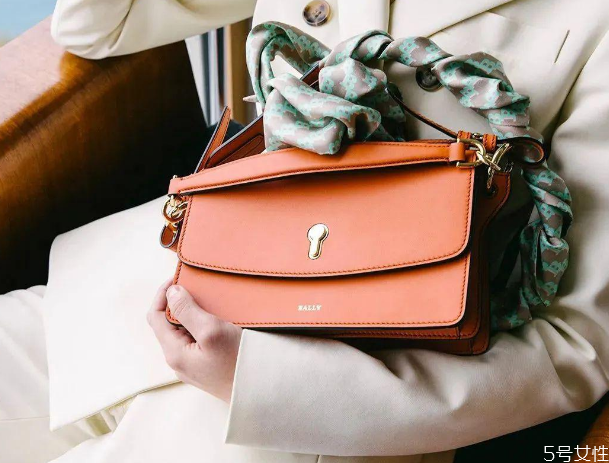 絲巾怎么纏包包 絲巾裝飾包包的方法 絲巾怎么纏包包 絲巾裝飾包包的方法