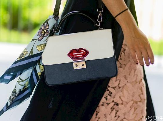 絲巾怎么纏包包 絲巾裝飾包包的方法 絲巾怎么纏包包 絲巾裝飾包包的方法