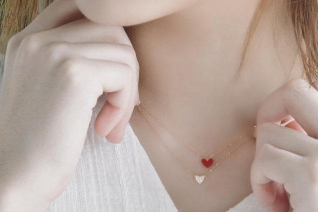 ahkah小紅心項鏈多少錢？ahkah紅心鎖骨鏈專柜價格