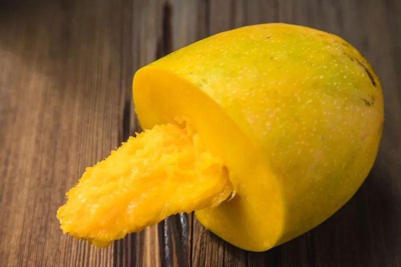 吃芒果要不要?jiǎng)兤?吃芒果要洗嗎 吃芒果要不要?jiǎng)兤?吃芒果要洗嗎