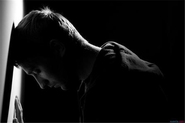 抑郁癥和抑郁情緒的區(qū)別 如何分辨自己是不是抑郁癥 抑郁癥和抑郁情緒的區(qū)別 如何分辨自己是不是抑郁癥