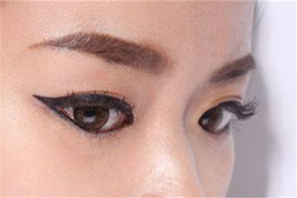 畫完眼線用什么定妝 畫完眼線眼睛不舒服怎么辦 畫完眼線用什么定妝 畫完眼線眼睛不舒服怎么辦
